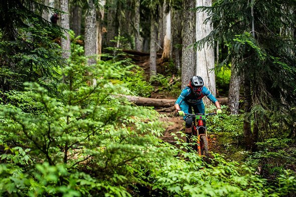 Da wir aber im Jahr der Enduro Wet Series sind und es am vor Rennbeginn regnete, wurde es in einigen Wurzelpassagen ziemlich tricky Da wir aber im Jahr der Enduro Wet Series sind und es am vor Rennbeginn regnete, wurde es in einigen Wurzelpassagen ziemlich tricky