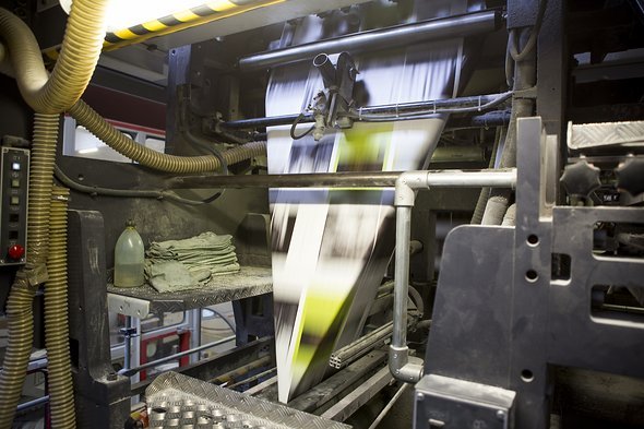Es ist spannend zu sehen, dass trotz der enormen Geschwindigkeit auch eine hohe Qualität und Präzision erreicht werden. Hier wird der Druckbogen gefaltet. Es ist spannend zu sehen, dass trotz der enormen Geschwindigkeit auch eine hohe Qualität und Präzision erreicht werden. Hier wird der Druckbogen gefaltet.