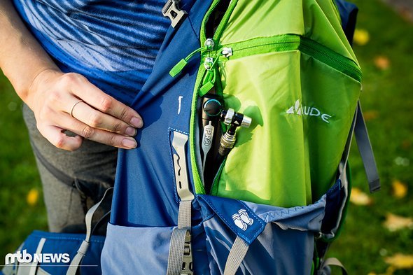 Leicht zu übersehen: Pumpenfach teilt sich den Zipper mit dem Hauptfach Leicht zu übersehen: Pumpenfach teilt sich den Zipper mit dem Hauptfach