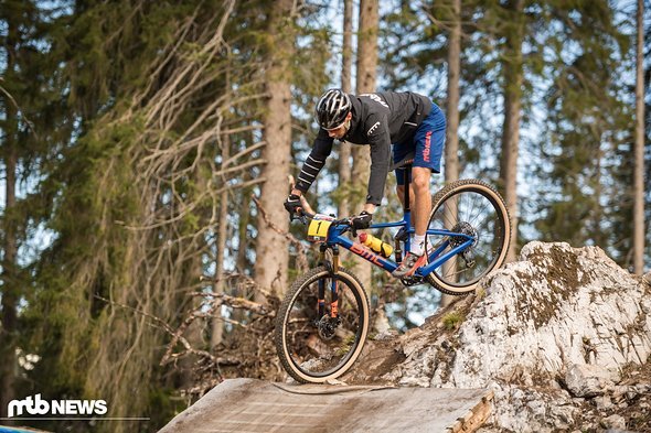 Dank flachem Lenkwinkel und RAD-Sattelstütze vermittelt das BMC Fourstroke 01 auch in steilen Downhill-Passagen viel Sicherheit. Dank flachem Lenkwinkel und RAD-Sattelstütze vermittelt das BMC Fourstroke 01 auch in steilen Downhill-Passagen viel Sicherheit.