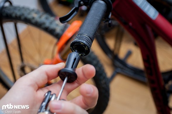 Lenker Endstopfen montiert – fertig – jetzt 24 Stunden nicht an den Renthal Push-On Griffen drehen Lenker Endstopfen montiert – fertig – jetzt 24 Stunden nicht an den Renthal Push-On Griffen drehen