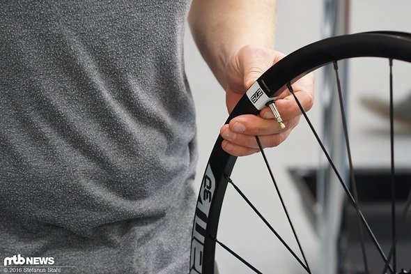 O-Ring (falls vorgesehen) nicht vergessen! Andere Felgen setzen auf eine Gummischeibe oder kommen ohne zusätzliche Dichtung aus. O-Ring (falls vorgesehen) nicht vergessen! Andere Felgen setzen auf eine Gummischeibe oder kommen ohne zusätzliche Dichtung aus.