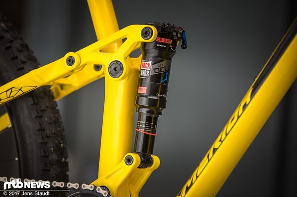 Am Merida One-Forty 800 kommt ein metrischer RockShox Deluxe-Dämpfer mit Trunnion-Mount zum Einsatz. Am Merida One-Forty 800 kommt ein metrischer RockShox Deluxe-Dämpfer mit Trunnion-Mount zum Einsatz.