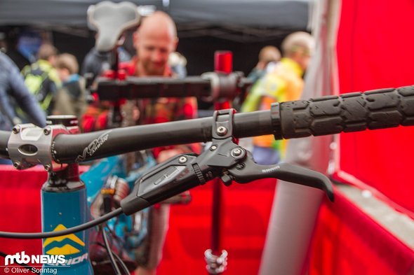 Für den Einsatz am Downhillbike empfiehlt SRAM jedoch stärkere Bremsen aus der Produktpalette – nämlich die Code. Für den Einsatz am Downhillbike empfiehlt SRAM jedoch stärkere Bremsen aus der Produktpalette – nämlich die Code.