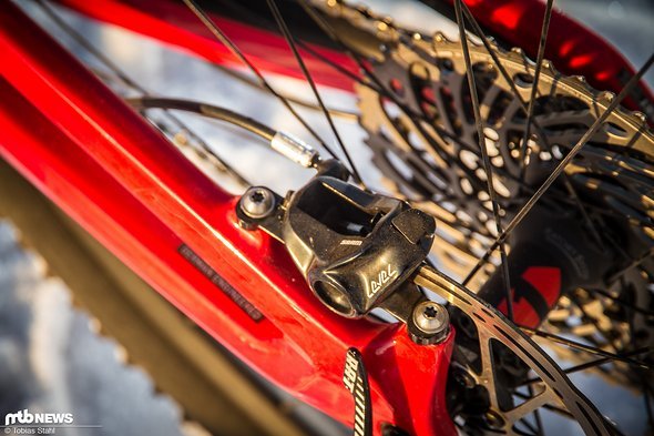 Gebremst wird mit SRAM Level Ultimate Bremsen, die per Post Mount direkt montiert werden. 160 mm große Scheiben an Front und Heck müssen reichen. Gebremst wird mit SRAM Level Ultimate Bremsen, die per Post Mount direkt montiert werden. 160 mm große Scheiben an Front und Heck müssen reichen.