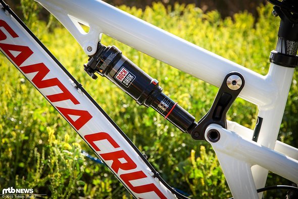 Der RockShox Monarch Dämpfer ist mit einem besonders straffen Setup versehen, um die harten Einschläge bei verpatzten Landungen wegstecken zu können und ansonsten keine Energie zu schlucken Der RockShox Monarch Dämpfer ist mit einem besonders straffen Setup versehen, um die harten Einschläge bei verpatzten Landungen wegstecken zu können und ansonsten keine Energie zu schlucken
