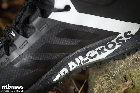 Nähte finden sich am Schuh nur wenige, dafür ganz klassisch die drei Streifen Nähte finden sich am Schuh nur wenige, dafür ganz klassisch die drei Streifen