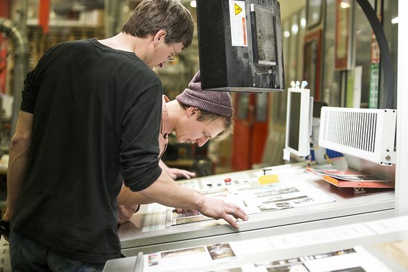 Letzte Feineinstellungen beim Druck – Kontrolle von Proof und ersten Auswürfen. Letzte Feineinstellungen beim Druck – Kontrolle von Proof und ersten Auswürfen.