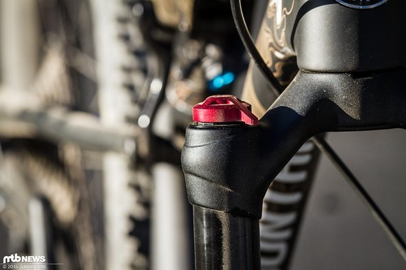 Die Version im Rocky Mountain Sherpa ist gegenüber der Aftermarket-Gabel deutlich abgespeckt und nur in Zug- und Druckstufe einstellbar Die Version im Rocky Mountain Sherpa ist gegenüber der Aftermarket-Gabel deutlich abgespeckt und nur in Zug- und Druckstufe einstellbar
