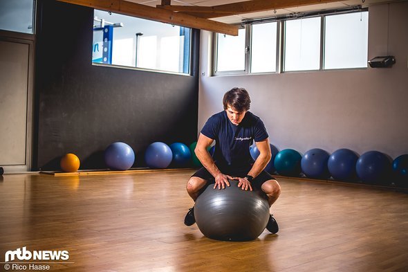 Ziel der Übung: Vom Sitzen ins Stehen Ziel der Übung: Vom Sitzen ins Stehen