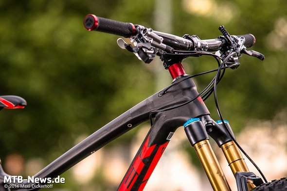 Edler Carbon-Rahmen mit innen verlegten Zügen Edler Carbon-Rahmen mit innen verlegten Zügen