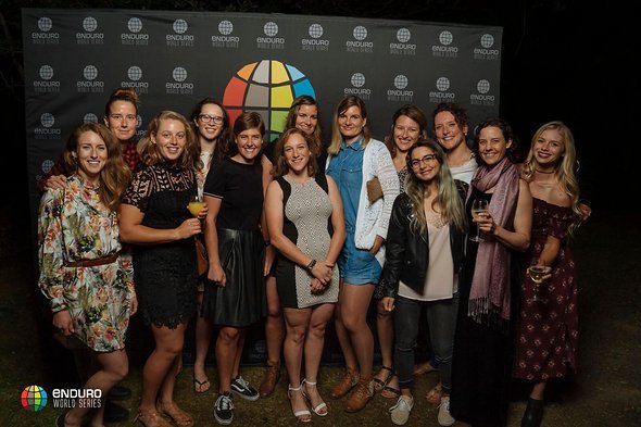 Zum Abschluss fand das erste "Enduro World Series Gala Dinner" statt, um einer spektakulären Saison einen gebührenden Abschluss zu geben! Hier eine ganze Horde Mädels, die es sonst eher in dreckigen, stinkigen Bike-Klamotten zu sehen gibt! Zum Abschluss fand das erste "Enduro World Series Gala Dinner" statt, um einer spektakulären Saison einen gebührenden Abschluss zu geben! Hier eine ganze Horde Mädels, die es sonst eher in dreckigen, stinkigen Bike-Klamotten zu sehen gibt!