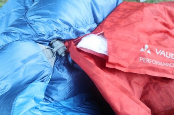 Der Schaden ließ sich während der Tour nicht reparieren. Der Schlafsack hielt die 1000 Meilen problemlos durch Der Schaden ließ sich während der Tour nicht reparieren. Der Schlafsack hielt die 1000 Meilen problemlos durch