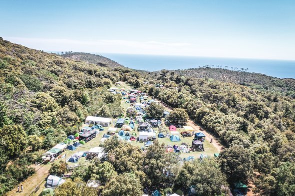 Camping auf dem Hochplateau über dem Meer: anders als in anderen Jahren müssen wir vor der Sonne flüchten, denn unser neuer Platz hatte keinerlei Schatten zu bieten Camping auf dem Hochplateau über dem Meer: anders als in anderen Jahren müssen wir vor der Sonne flüchten, denn unser neuer Platz hatte keinerlei Schatten zu bieten