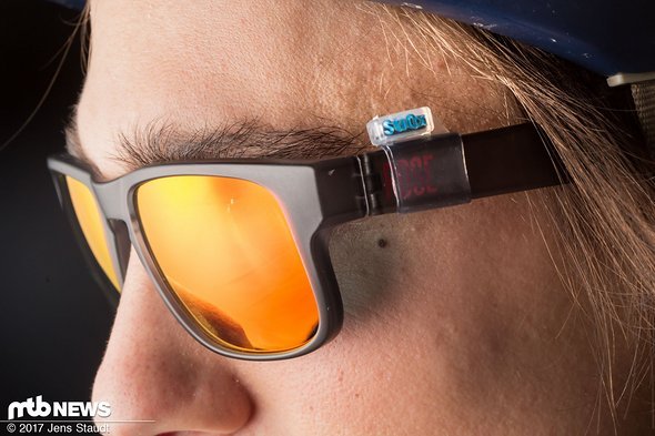 Über die Bügel der Brille wird das Gegenstück aufgezogen. Aufpassen muss man bei der Größenwahl: das Material ist zwar dehnbar, aber nicht ins unendliche. Über die Bügel der Brille wird das Gegenstück aufgezogen. Aufpassen muss man bei der Größenwahl: das Material ist zwar dehnbar, aber nicht ins unendliche.