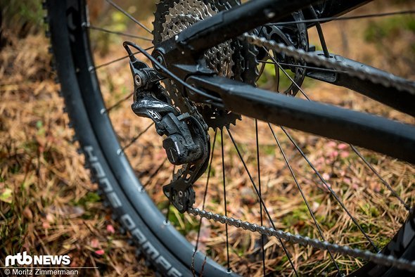 Je nach Variante sorgt ein Shimano XT-Schaltwerk oder eine SRAM Eagle-Gruppe für knackige Gangwechsel. Je nach Variante sorgt ein Shimano XT-Schaltwerk oder eine SRAM Eagle-Gruppe für knackige Gangwechsel.