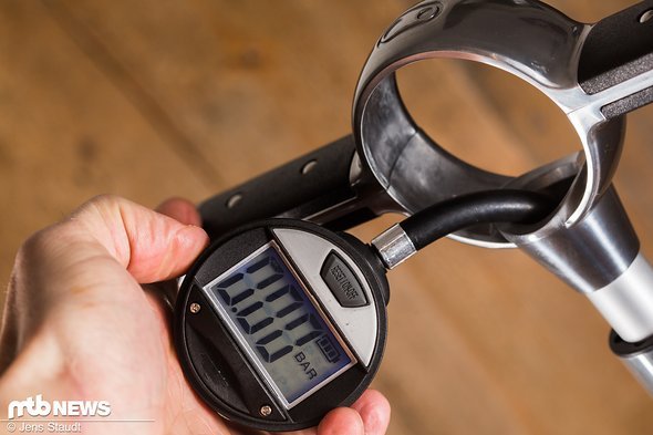 In der Griff-Schaft-Einheit lässt sich das digitale Manometer verstauen, welches sich per Druckknopf bedienen lässt. In der Griff-Schaft-Einheit lässt sich das digitale Manometer verstauen, welches sich per Druckknopf bedienen lässt.