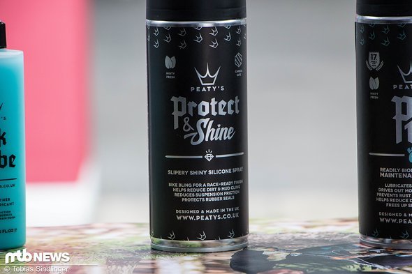 Das Protect & Shine Spray richtet sich eher an gröbere Verschmutzungen beziehungsweise sorgt mit einer Silikonschicht dafür, diese erst gar nicht zuzulassen Das Protect & Shine Spray richtet sich eher an gröbere Verschmutzungen beziehungsweise sorgt mit einer Silikonschicht dafür, diese erst gar nicht zuzulassen