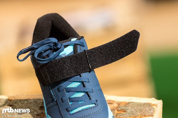 Wie so oft gibt es am Klick-Schuh aber einen Strap, für bessere Kraftübertragung und zum Fixieren der Bänder Wie so oft gibt es am Klick-Schuh aber einen Strap, für bessere Kraftübertragung und zum Fixieren der Bänder