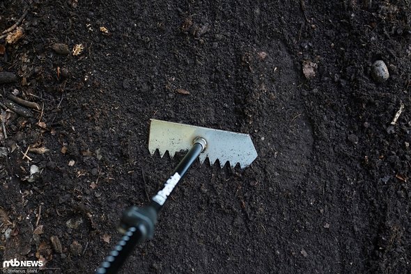 Lose zusammengerechte Erde kann gut verfestigt werden. Lose zusammengerechte Erde kann gut verfestigt werden.