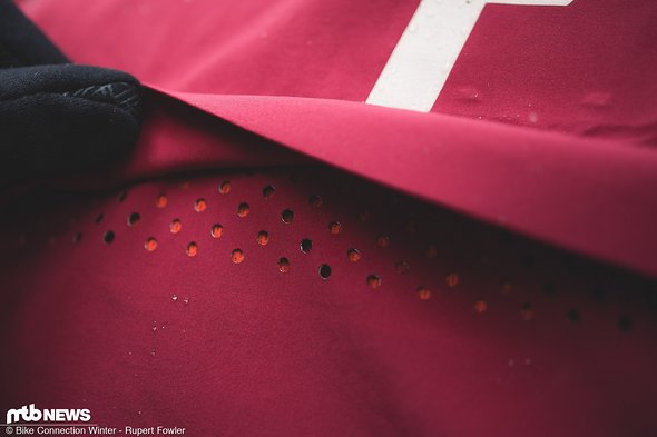 Auf der Vorderseite der Jacke befinden sich zwei Belüftungsöffnungen. Damit die Luft zirkulieren kann ist der Rücken perforiert. Auf der Vorderseite der Jacke befinden sich zwei Belüftungsöffnungen. Damit die Luft zirkulieren kann ist der Rücken perforiert.