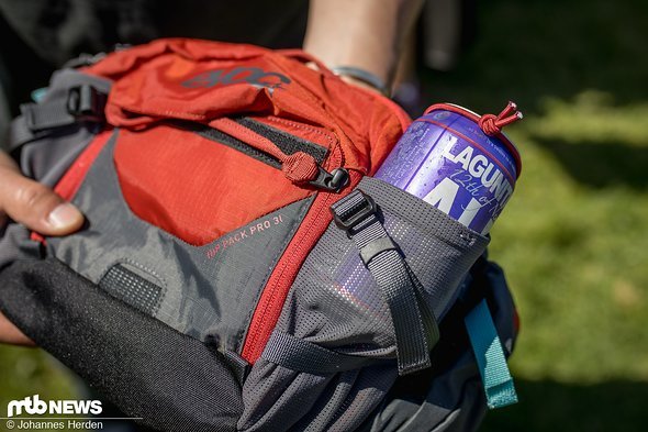 Hier beispielhaft mit amerikanerischer Hopfenkaltschale – aber eigentlich für Flaschen gedacht. Zwei dieser Halter finden sich am Hip Bag Hier beispielhaft mit amerikanerischer Hopfenkaltschale – aber eigentlich für Flaschen gedacht. Zwei dieser Halter finden sich am Hip Bag