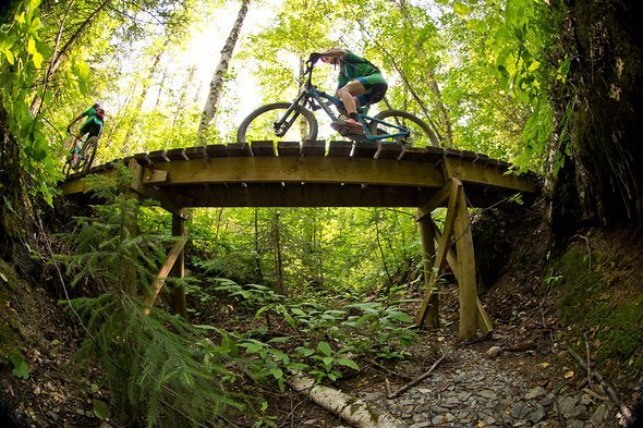 Gebaute „Features“ besitzt quasi jeder Trail in BC. Breite Brücken sind easy, schmale sorgen schon mal für eine Schrecksekunde. Gebaute „Features“ besitzt quasi jeder Trail in BC. Breite Brücken sind easy, schmale sorgen schon mal für eine Schrecksekunde.