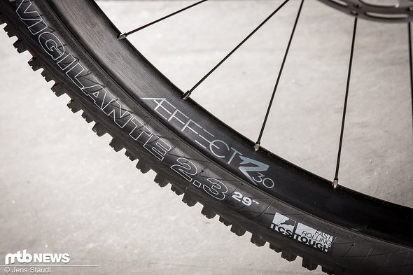 Schmale Reifen auf breiter Alu-Felge, sowie Fast Rolling-Gummimischung an Vorder- und Hinterrad. Schmale Reifen auf breiter Alu-Felge, sowie Fast Rolling-Gummimischung an Vorder- und Hinterrad.