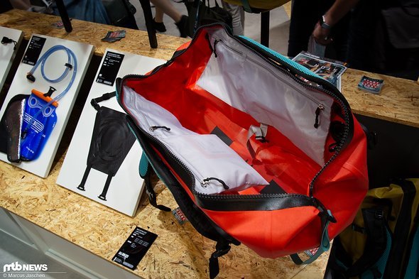 Der wasserdichte Rucksack kommt in den Größen 25 l, 35 l und 45 l und verfügt über ein komplett neues Öffnungsprinzip. Der wasserdichte Rucksack kommt in den Größen 25 l, 35 l und 45 l und verfügt über ein komplett neues Öffnungsprinzip.