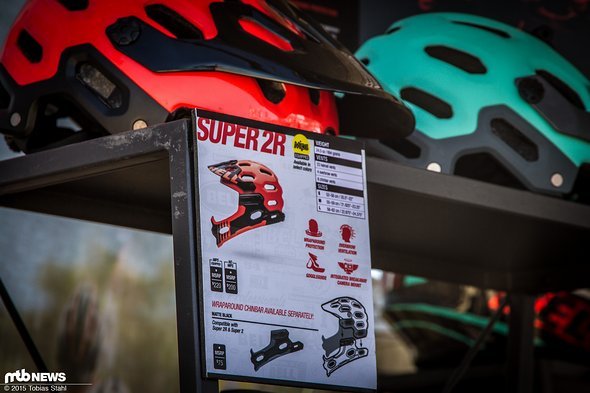 Der Bell Super 2R verfügt über einen abnehmbaren Kinnbügel, der ihn zu einem idealen Begleiter für Enduro Rennen machen soll Der Bell Super 2R verfügt über einen abnehmbaren Kinnbügel, der ihn zu einem idealen Begleiter für Enduro Rennen machen soll