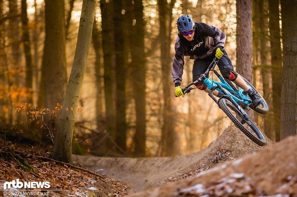 Eher flowige Trails unterfordern das extrem potente Fahrwerk des Evils hingegen fast schon ein wenig. Eher flowige Trails unterfordern das extrem potente Fahrwerk des Evils hingegen fast schon ein wenig.