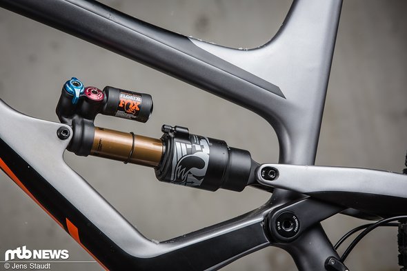 Mit grau/orangen Decals passt der FOX Float X2 nicht nur optisch sehr gut zu den Anforderungen Mit grau/orangen Decals passt der FOX Float X2 nicht nur optisch sehr gut zu den Anforderungen