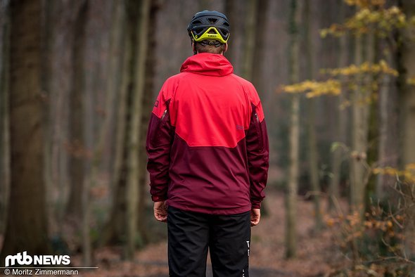 Wie für eine Mountainbike-Jacke typisch ist die ION Shell_Amp im Rückenbereich länger geschnitten als vorne Wie für eine Mountainbike-Jacke typisch ist die ION Shell_Amp im Rückenbereich länger geschnitten als vorne