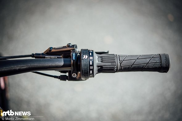 Der neue Pinion DS2-Schaltgriff fügt sich dank kompakter Bauweise besser ins Cockpit ein als das Vorgängermodell. Der neue Pinion DS2-Schaltgriff fügt sich dank kompakter Bauweise besser ins Cockpit ein als das Vorgängermodell.