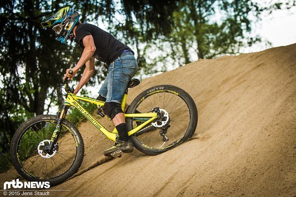 Bei dieser verpatzten Landung sprang der WTB Trailboss weder von der Felge noch verlor er Luft - vorbildlich Bei dieser verpatzten Landung sprang der WTB Trailboss weder von der Felge noch verlor er Luft - vorbildlich