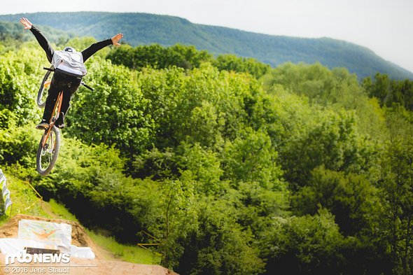 Nico Scholze präsentierte extrem gut ausgeführte Tricks vor dem Panorama der Albkante – egal ob Tuck No Hander ... Nico Scholze präsentierte extrem gut ausgeführte Tricks vor dem Panorama der Albkante – egal ob Tuck No Hander ...