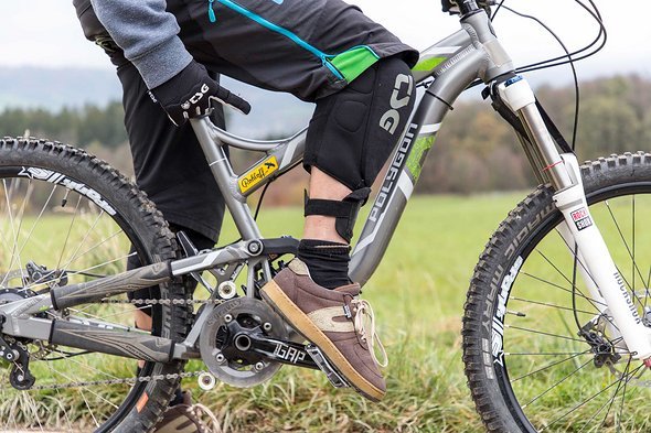 Gerade am vorderen Fuß muss der Druck “Sohle-gegen-Pedal” sehr stark sein, die Fußspitze zeigt nach unten Gerade am vorderen Fuß muss der Druck “Sohle-gegen-Pedal” sehr stark sein, die Fußspitze zeigt nach unten