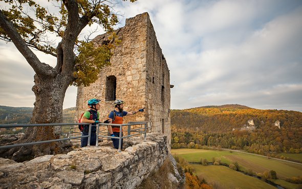 Die Burgruine Neideck ist das Wahrzeichen der Fränkischen Schweiz. Ihr zu Füßen liegt das Freibad in Streitberg. Der Parkplatz bietet sich auch als Ausgangspunkt für Biketouren an. Die Burgruine Neideck ist das Wahrzeichen der Fränkischen Schweiz. Ihr zu Füßen liegt das Freibad in Streitberg. Der Parkplatz bietet sich auch als Ausgangspunkt für Biketouren an.