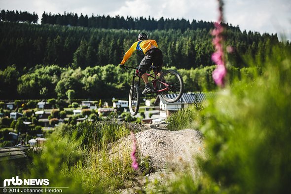 ... bis hin zu flowigen und sprunglastigen Bikepark-Strecken ... bis hin zu flowigen und sprunglastigen Bikepark-Strecken