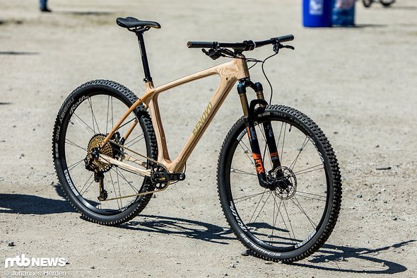 Das FatAsh besteht aus Eschenholz, Walnuss und Hickory und verfügt über einen Lenkwinkel von 68.5° Das FatAsh besteht aus Eschenholz, Walnuss und Hickory und verfügt über einen Lenkwinkel von 68.5°