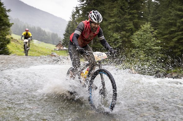 Spätestens in der Abfahrt vom Hacklberg-Trail erwischt es dann jeden: sauber und trocken bleibt an diesem Tag niemand Spätestens in der Abfahrt vom Hacklberg-Trail erwischt es dann jeden: sauber und trocken bleibt an diesem Tag niemand