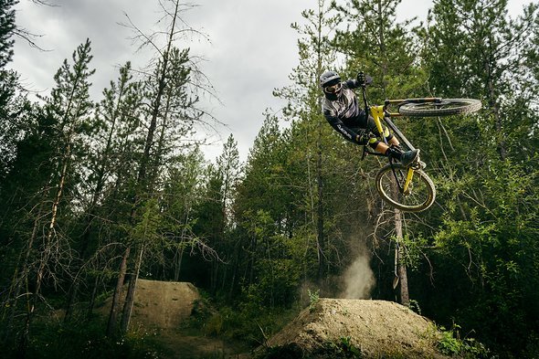 Das neue Rocky Mountain Slayer hat trotz viel Federweg ein ins Unterrohr integriertes Shimano Di2-Batteriefach Das neue Rocky Mountain Slayer hat trotz viel Federweg ein ins Unterrohr integriertes Shimano Di2-Batteriefach