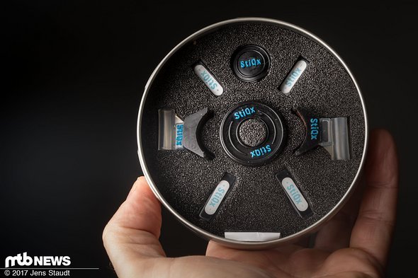 Der gesamte Lieferumfang beinhaltet mehrere Magneten und Halterungen für Brillen, Helm und Lenker. Der gesamte Lieferumfang beinhaltet mehrere Magneten und Halterungen für Brillen, Helm und Lenker.