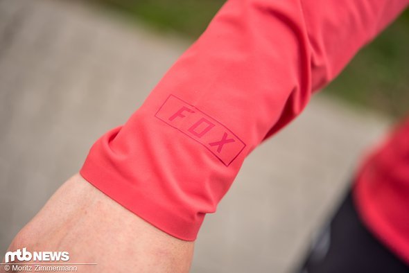 Die langen Ärmel des Fox Flexair Delta-Trikots bestehen aus einem sehr glatten, flexiblen Material, das sich sehr kühl auf der Haut trägt. Die langen Ärmel des Fox Flexair Delta-Trikots bestehen aus einem sehr glatten, flexiblen Material, das sich sehr kühl auf der Haut trägt.