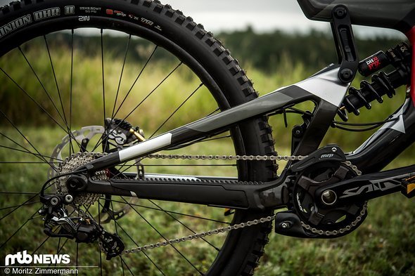 Im Vergleich zu Vergiers Rad, das Santa Cruz V10 von Teamkollege Luca Shaw Im Vergleich zu Vergiers Rad, das Santa Cruz V10 von Teamkollege Luca Shaw