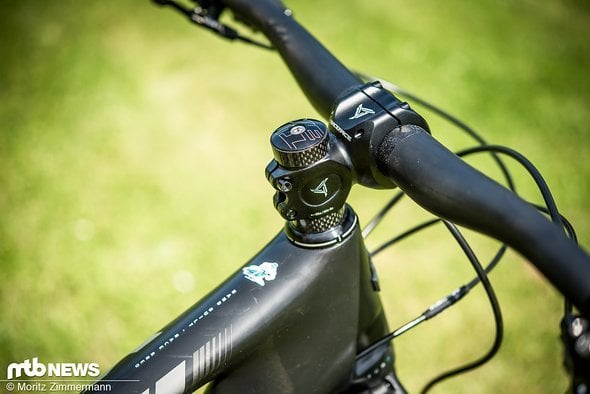 Die Kombination aus 760 mm breitem Yeti Carbon-Lenker und 50 mm kurzem Race Face Turbine-Vorbau würde auch an einem Trailbike keine verwunderten Blicke auf sich ziehen. Die Kombination aus 760 mm breitem Yeti Carbon-Lenker und 50 mm kurzem Race Face Turbine-Vorbau würde auch an einem Trailbike keine verwunderten Blicke auf sich ziehen.