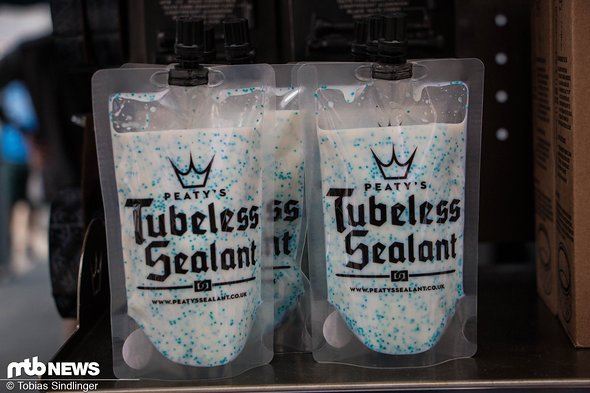 Die Tubelessmilch von Peaty's kommt im knappen Plastiktütenformat und kann so bei Bedarf sogar auf den Trails nachgefüllt werden Die Tubelessmilch von Peaty's kommt im knappen Plastiktütenformat und kann so bei Bedarf sogar auf den Trails nachgefüllt werden