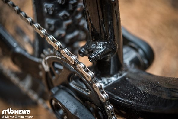 Zwar wirf das Cragger mit 1-fach-Antrieben ausgeliefert, dank einer E-Type-Aufnahme lässt sich bei Bedarf jedoch auch ein Umwerfer montieren. Zwar wirf das Cragger mit 1-fach-Antrieben ausgeliefert, dank einer E-Type-Aufnahme lässt sich bei Bedarf jedoch auch ein Umwerfer montieren.