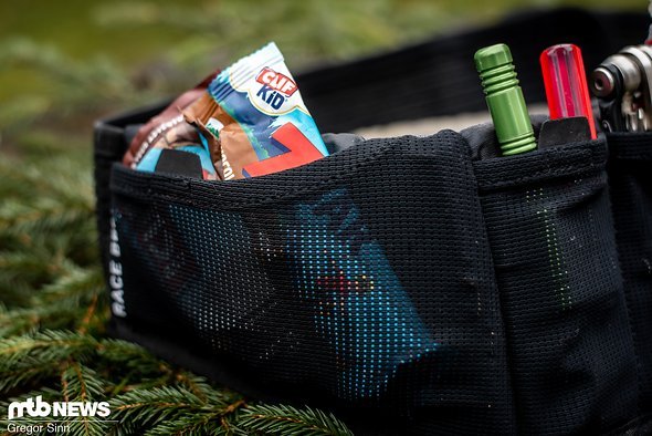 Alle anderen Taschen sind oben offen, allerdings mit einem Gummizug und einem Klettverschluss versehen Alle anderen Taschen sind oben offen, allerdings mit einem Gummizug und einem Klettverschluss versehen