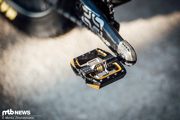 Mit einem Hauch von Gold fügen sich die Crankbrothers Mallet DH-Klickpedale perfekt ins Gesamtbild ein. Mit einem Hauch von Gold fügen sich die Crankbrothers Mallet DH-Klickpedale perfekt ins Gesamtbild ein.
